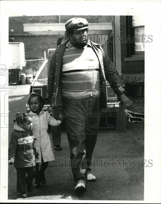 1983 Press Photo Stephen Graster and his Kids his wife was Shot. - Historic Images