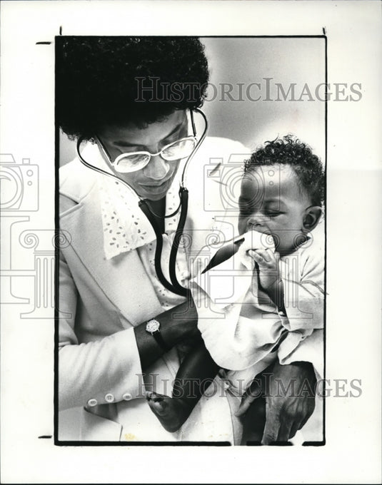 1972 Press Photo Dr Doris Evans pediatrician exec dir Glenville Health Assoc - Historic Images
