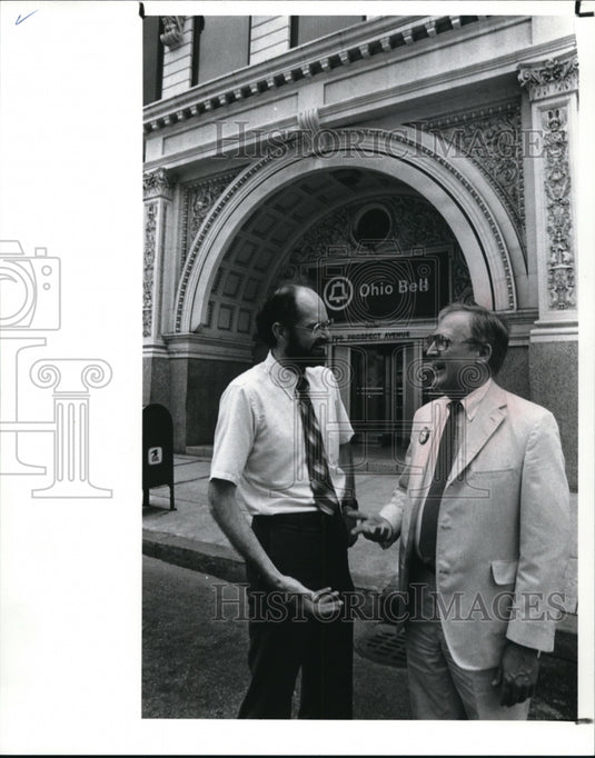 1989 Press Photo Rev . Evan Golder and James S. Meyer in front of Ohio Bell Bldg - Historic Images