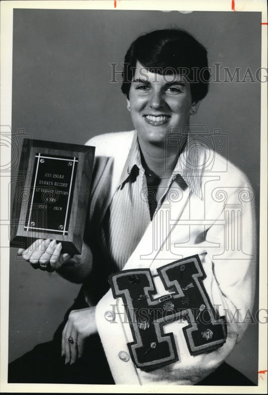 1978 Press Photo Ann Esgar Hawken And Her Trophies - Historic Images