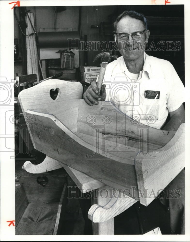1981 Press Photo Leon Thomas Etgen with his crib design - Historic Images