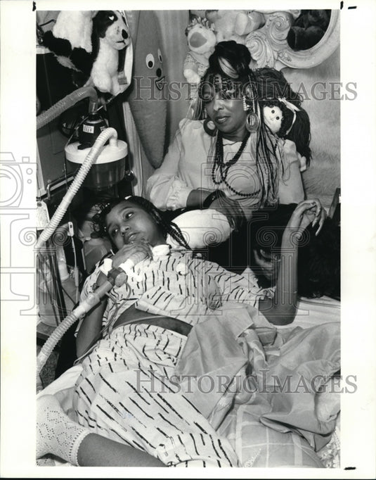 1987 Press Photo Kathleen Gates with her 14 year-old daughter Kathy who is home - Historic Images