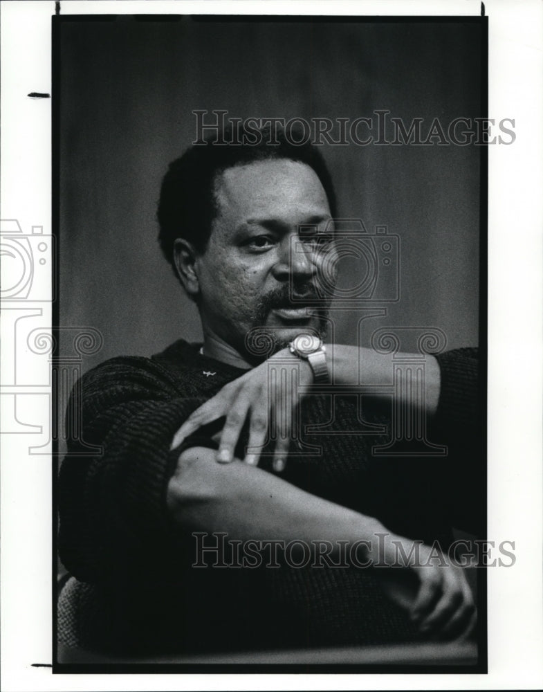 1988 Press Photo WEWS cameraman Jim Gates tells jurors of his elbow injury - Historic Images