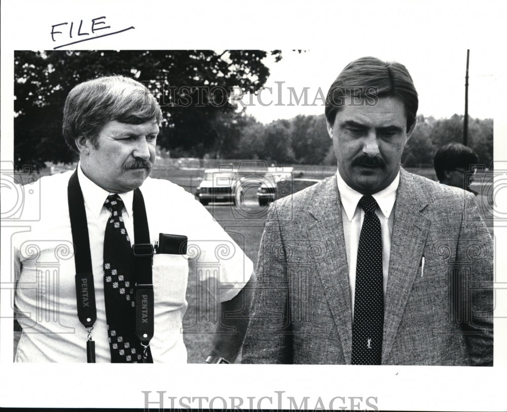 1987 Press Photo Larry Harden John WInowich BCI at exhumation Pamela Terrill - Historic Images