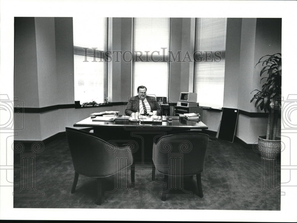 1986 Press Photo Large Windows highlight office of John W. Graham, CEO of Nation - Historic Images