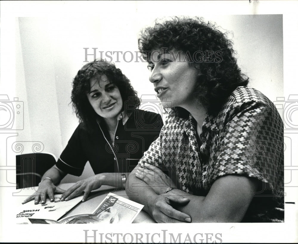1987 Press Photo Carol Lazerick asst director of grater comm shares and Natalie - Historic Images
