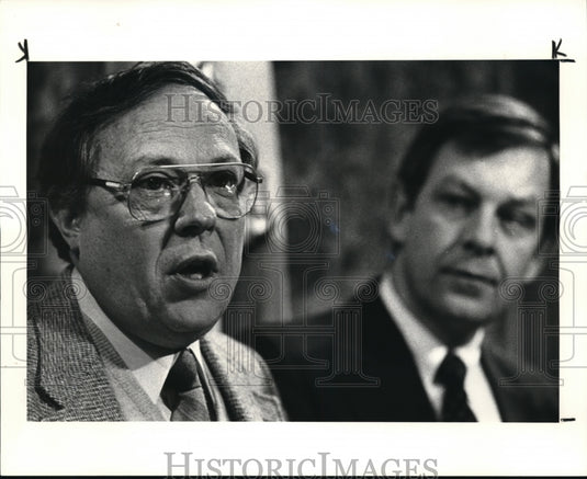 1983 Press Photo Dr. Ray Cifford, President of Cleveland Medical Academy & Mayor - Historic Images