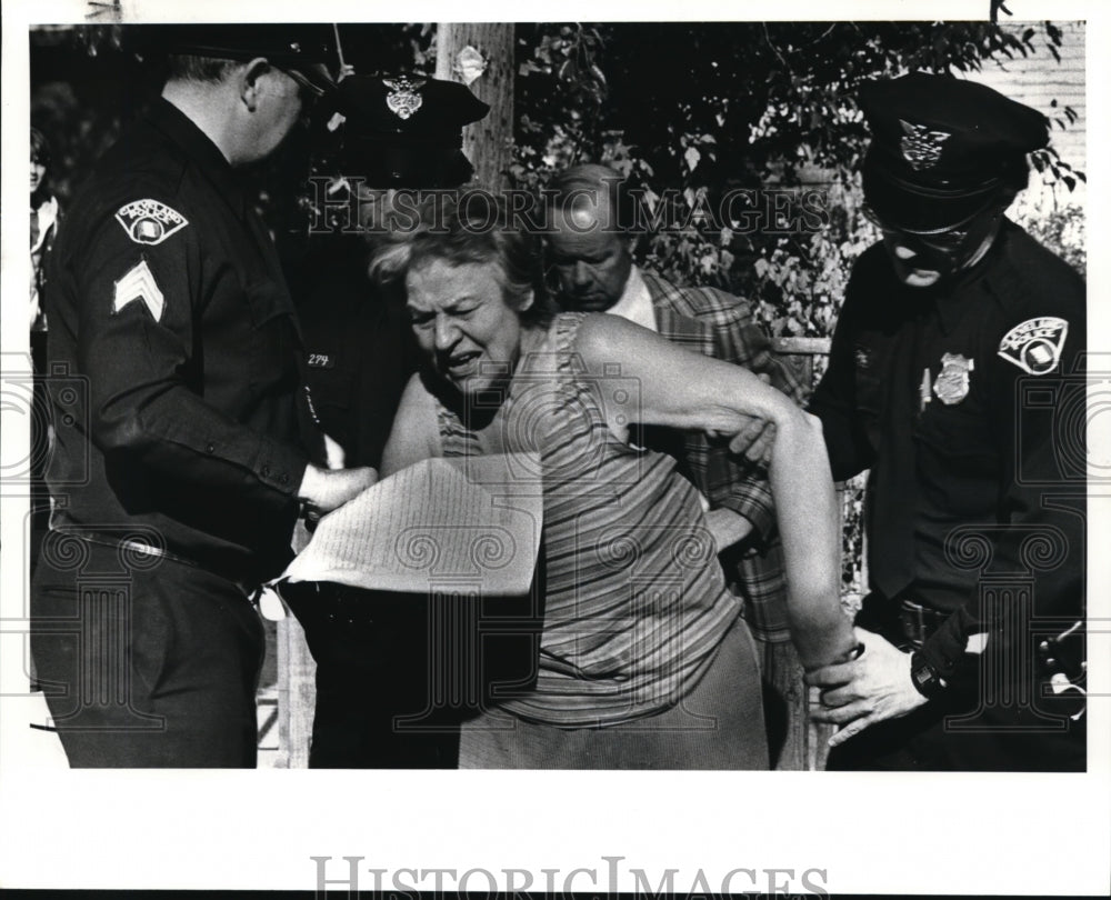 1982 Press Photo Ginette Frank tries to pull away from 2nd district police - Historic Images