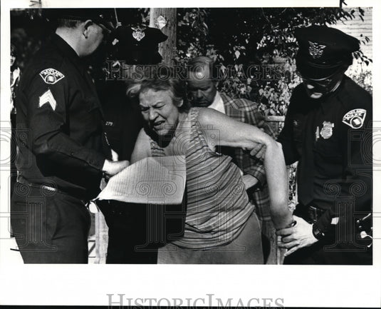 1982 Press Photo Ginette Frank tries to pull away from 2nd district police - Historic Images