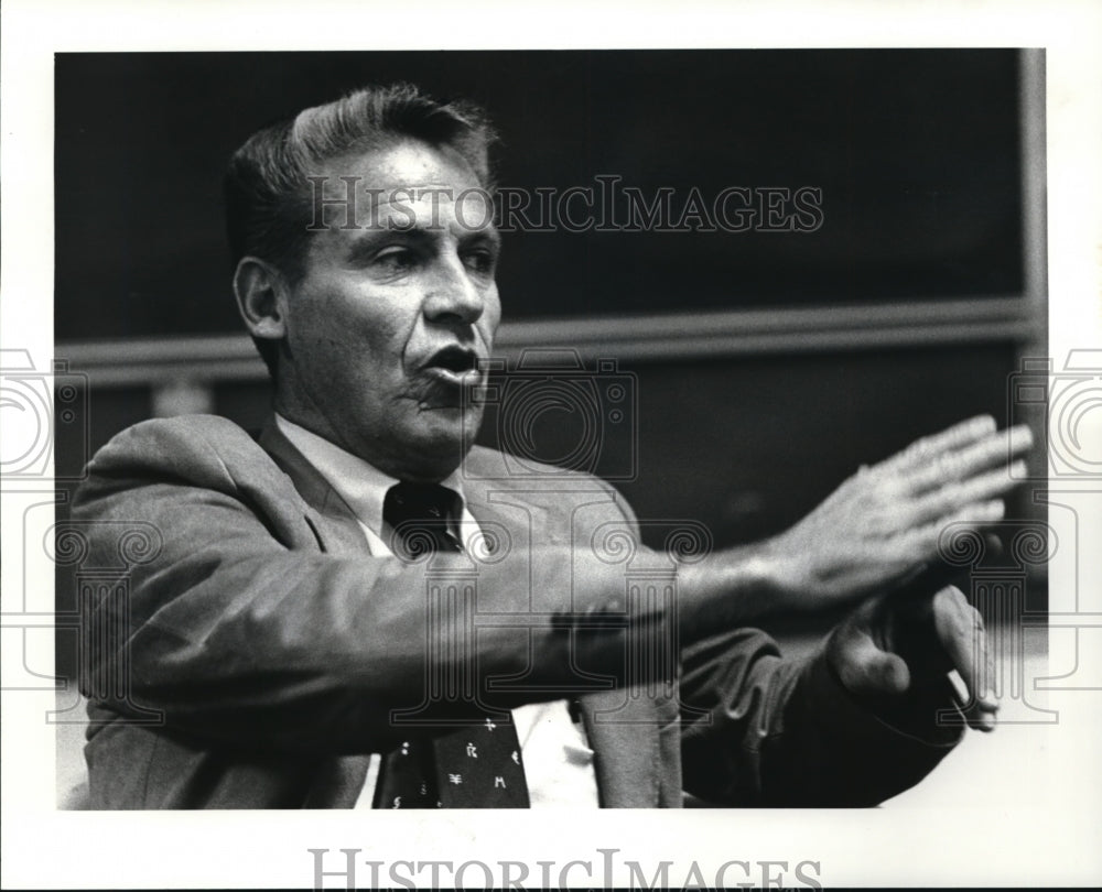 1984 Press Photo Dr. Neil Frank director of National Hurricane Center - Historic Images