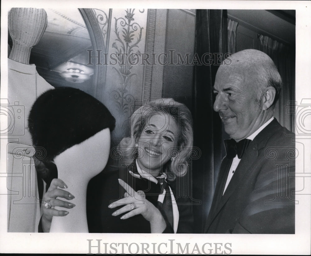 1970 Press Photo Mrs. Robert Frankel with Mink Hat for auction with Robert Klein - Historic Images