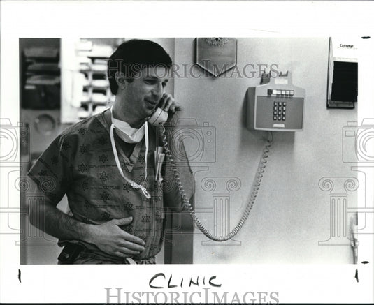 1989 Press Photo Dr James Goldfarb Calls Husband to report they have 11 eggs - Historic Images