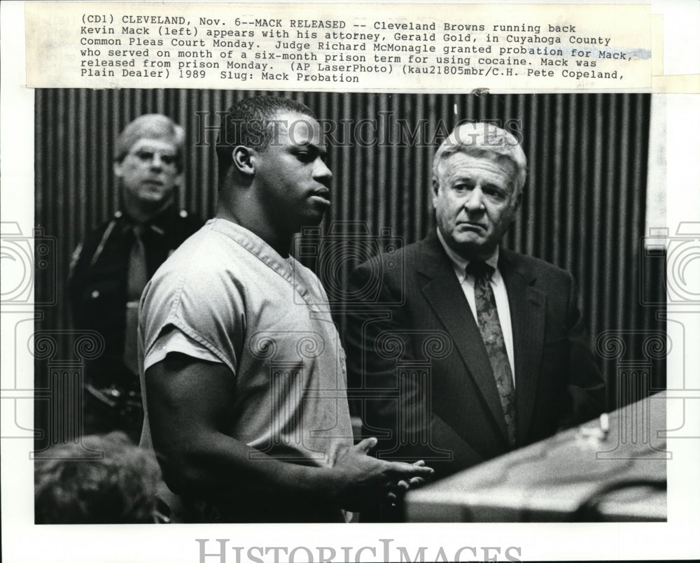 1989 Press Photo Kevin Mack in Court with lawyer Gerald Gold - Historic Images