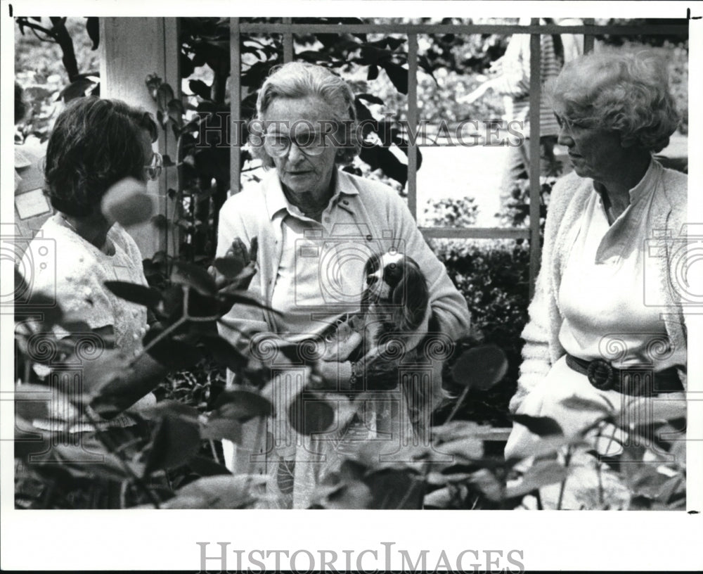 1989 Press Photo Mrs. Raymond (Betty Evans) holding her dog Bijou - Historic Images