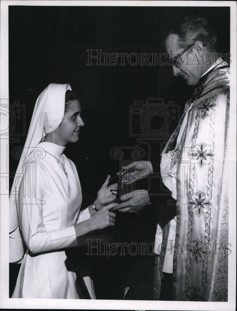 1968 Press Photo Sister Rosy Elizabeth receives mission cross - cva13164 - Historic Images