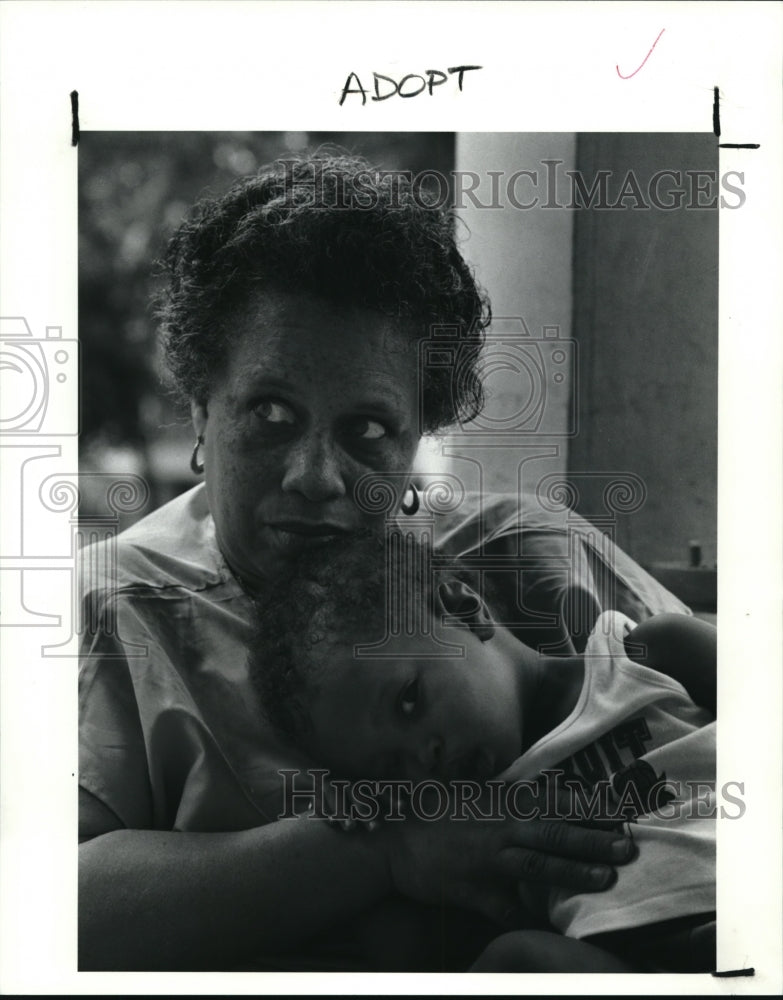 1990 Press Photo Quo Vadis Ellison,holds her 20 month old adopted son Brandon - Historic Images