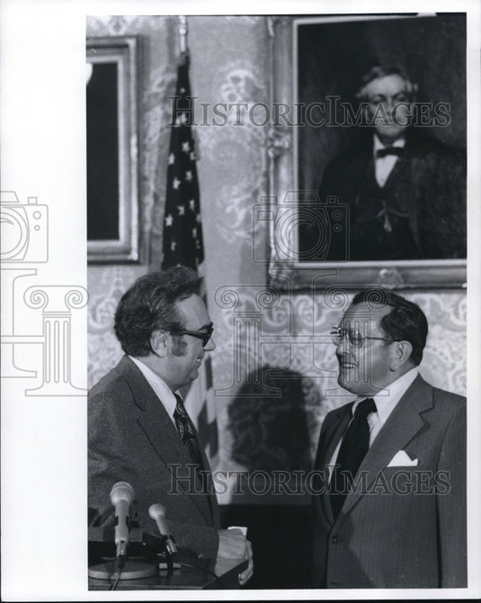 1973 Press Photo Cambell Elliot, Mayor Perk with new painting of Tom L. Johnson - Historic Images
