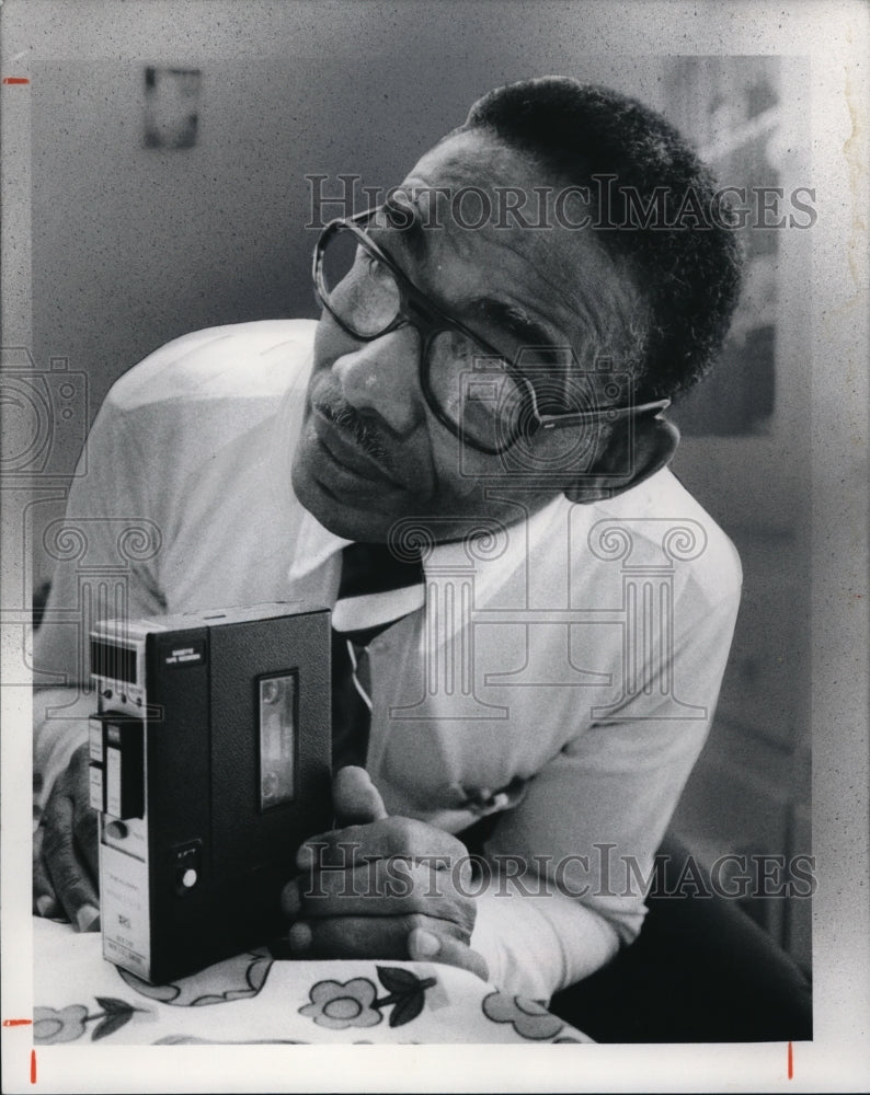 1978 Press Photo Jasper C. Elkins listens to a tape recording - Historic Images