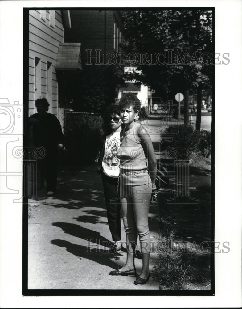 1987 Press Photo Maria Esales, looking over the house on Chatham - Historic Images