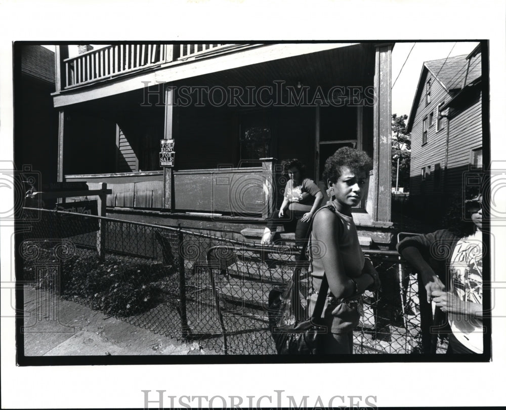 1987 Press Photo Maria Esales, looking over the house on Chatham, - Historic Images