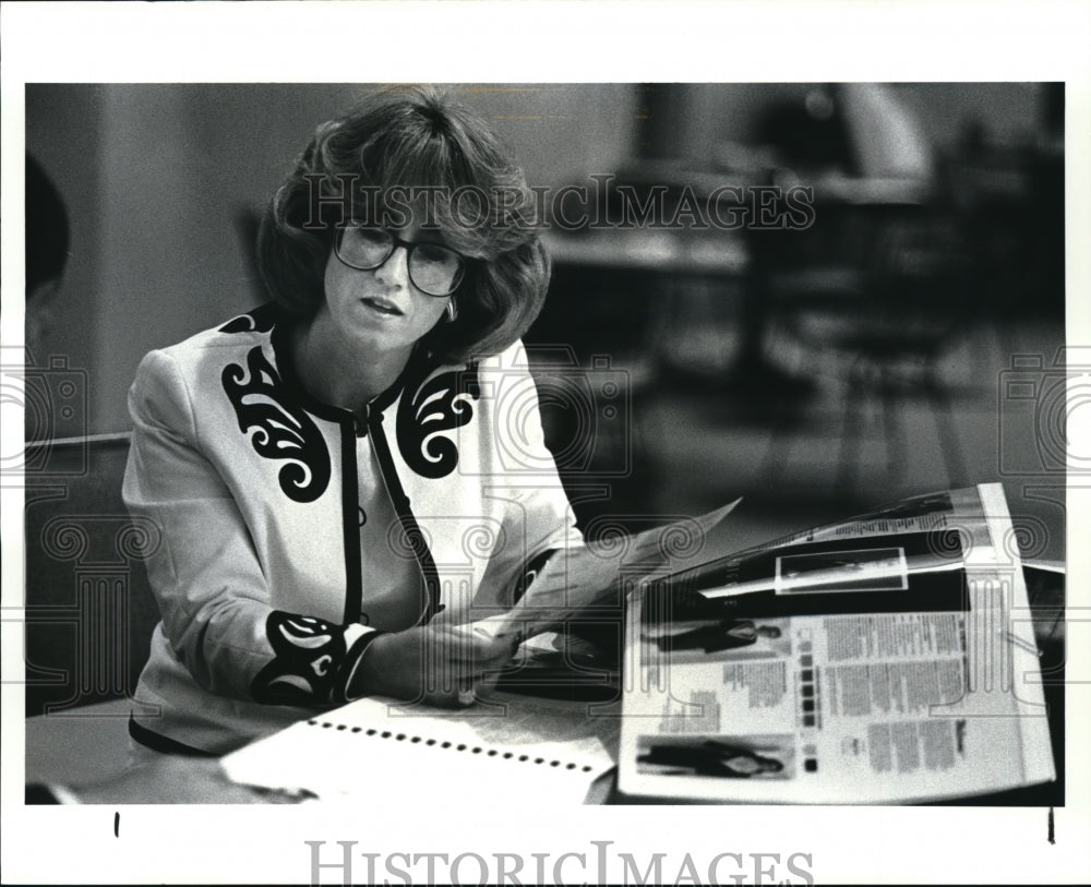 1987 Press Photo Jennifer Emery wearing a dress with the Executive Look represen - Historic Images