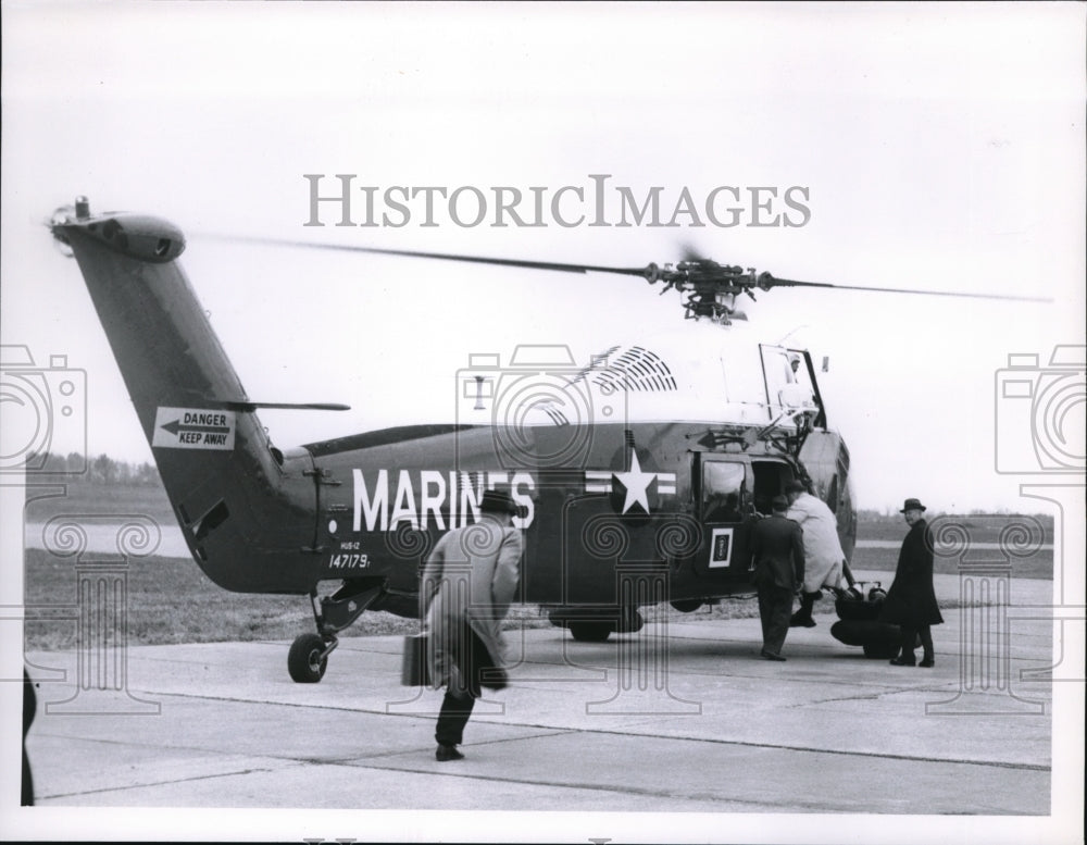 1960 Press Photo Eisenhower, Dwight D- Visit to Cleveland boards helicopter - Historic Images