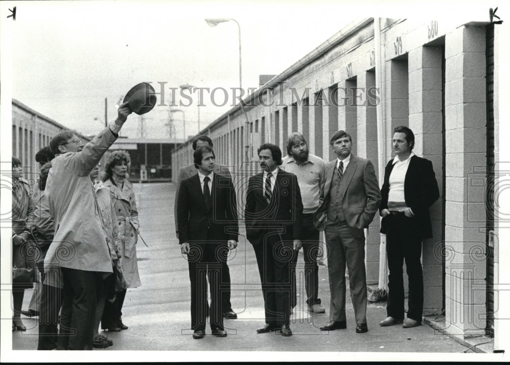 1983 Press Photo Judge David Dowd Jr. points out to the jury the mini storage - Historic Images