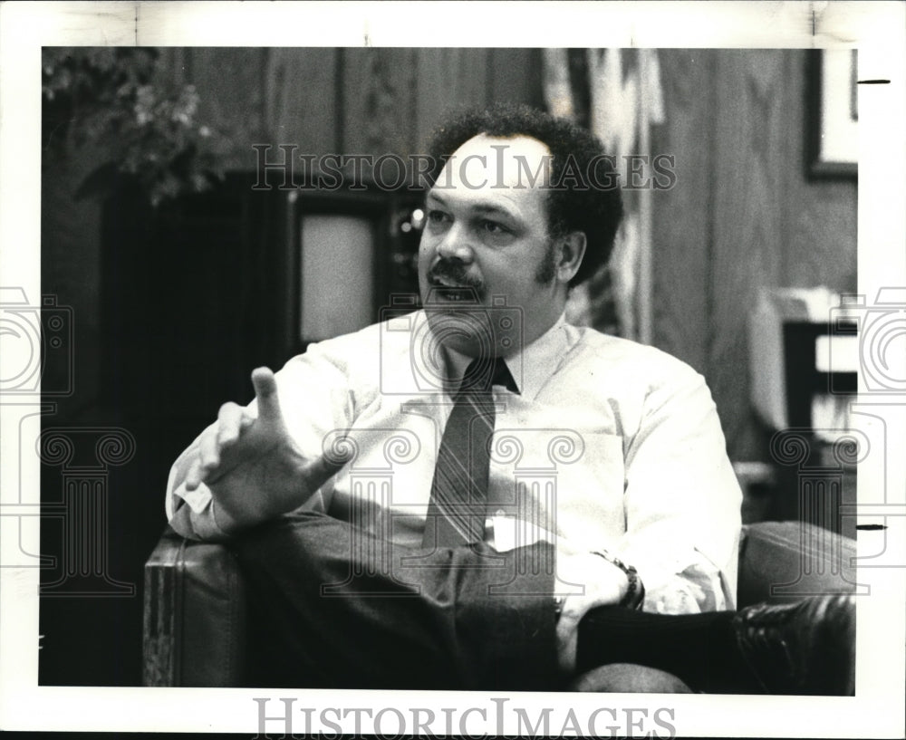 1984 Press Photo Wolfen Ellison, president CUY. Community College Interview - Historic Images