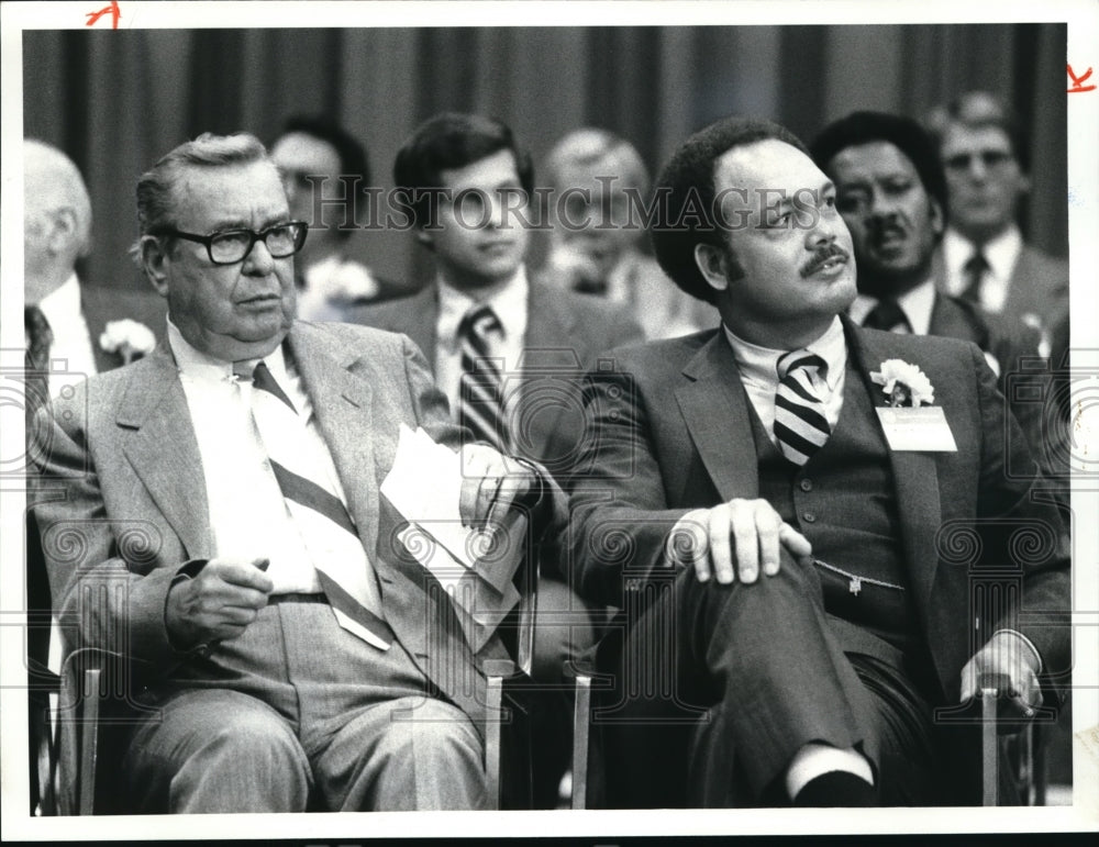 1981 Press Photo Gov Rhodes and Dr. Nolen Ellison at Tri C East Dedication - Historic Images