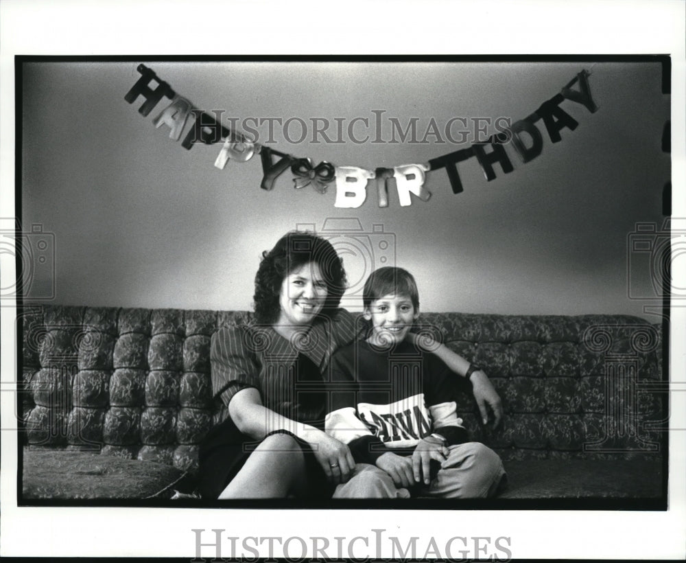 1988 Press Photo Elizabeth and Son Michael Elichlinger have same birthdays - Historic Images