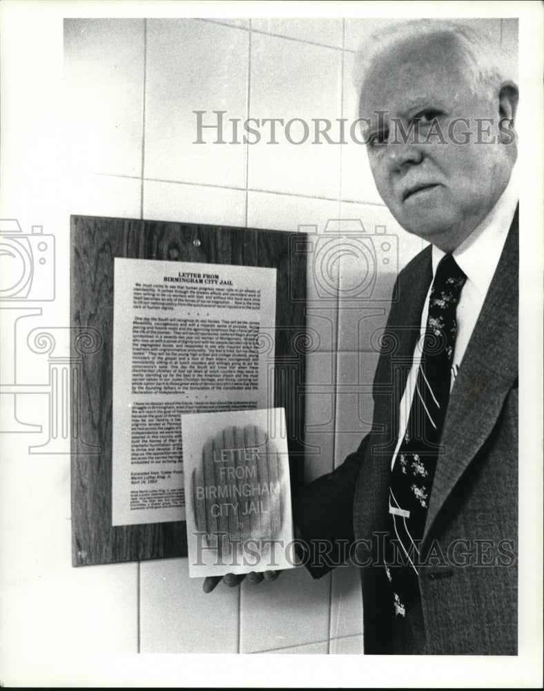 1984 Press Photo Dr. Ervin Gaines and Plague of Martin Luther King speech CL. Pu - Historic Images