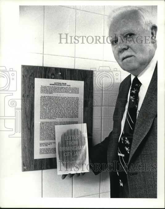 1984 Press Photo Dr. Ervin Gaines and Plague of Martin Luther King speech CL. Pu - Historic Images