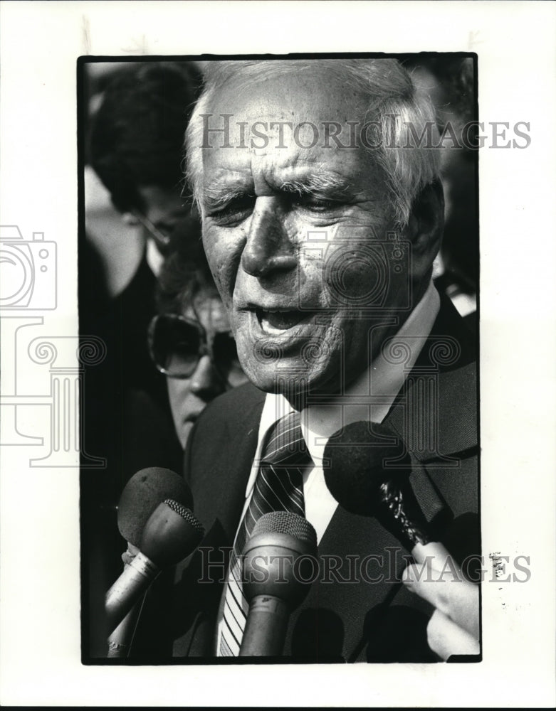 1983 Press Photo Allen Friedman walks out of Federal Building - Historic Images