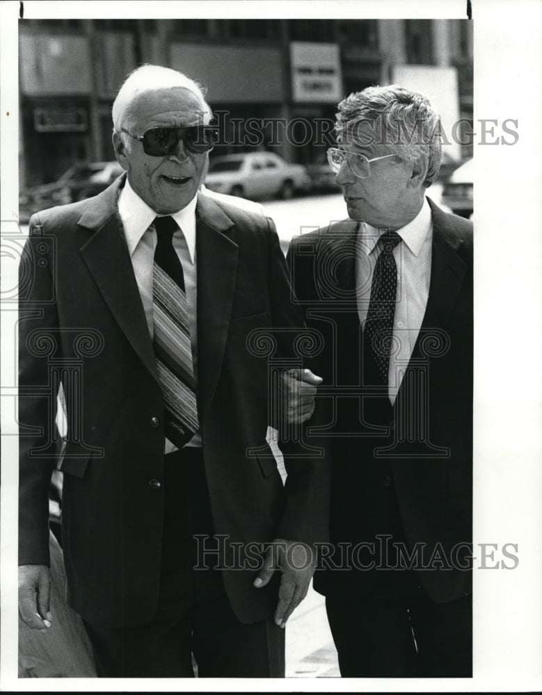 1985 Press Photo Allen Friedman arrives with Akron Federal Court with his lawyer - Historic Images