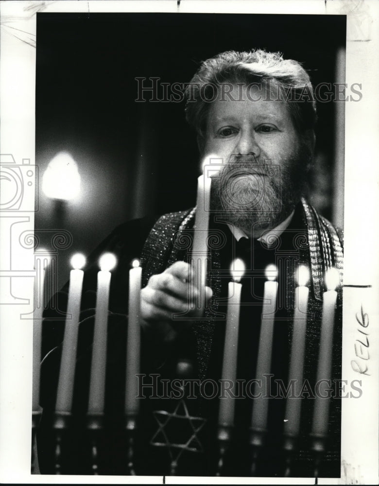 1987 Press Photo Rabbi Frederick Eisenberg at Temple Israel, in Mayfield Hts - Historic Images