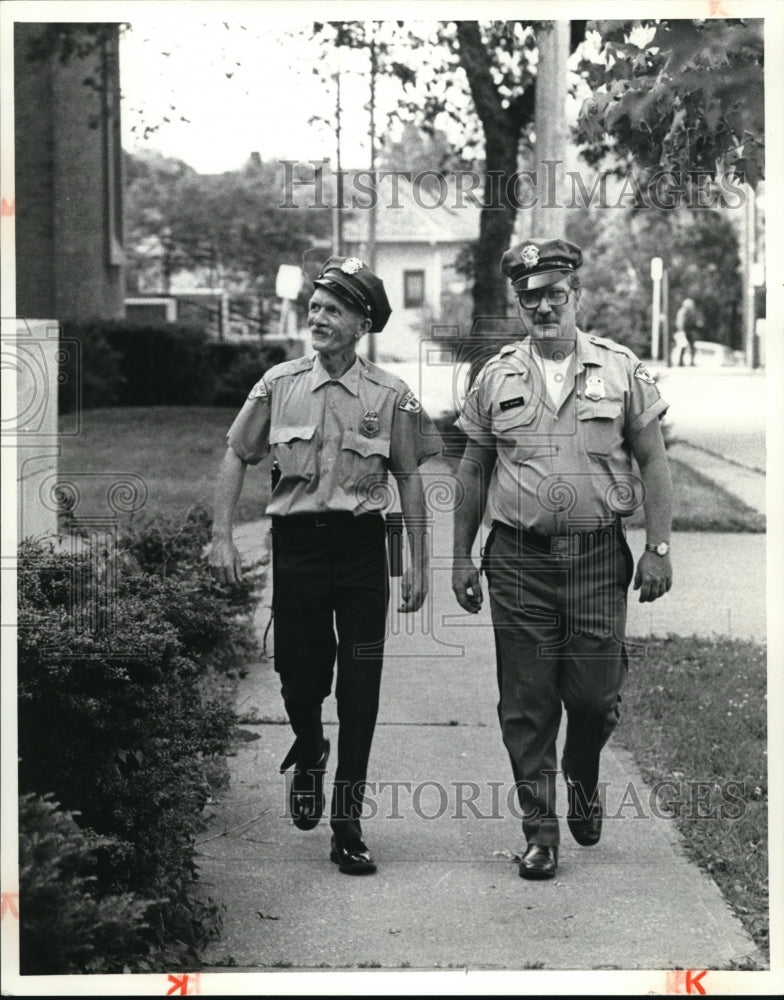 1980 Press Photo Bill Furlong and Val Biscardi walking beat - Historic Images