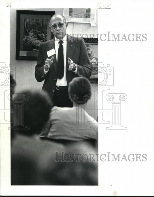 1985 Press Photo Carl Gaetano Prof of Psych at CCC talks to Librarians - Historic Images