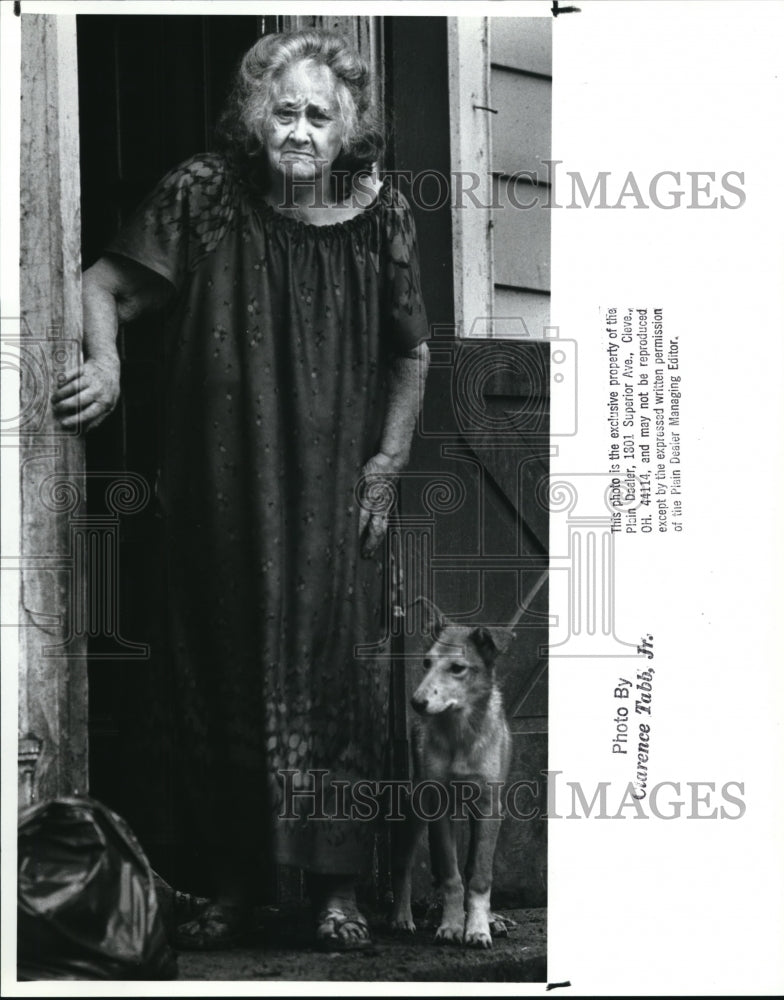 1988 Press Photo Rosina Fritsch 81 stands in the door questioning Greg Miler - Historic Images