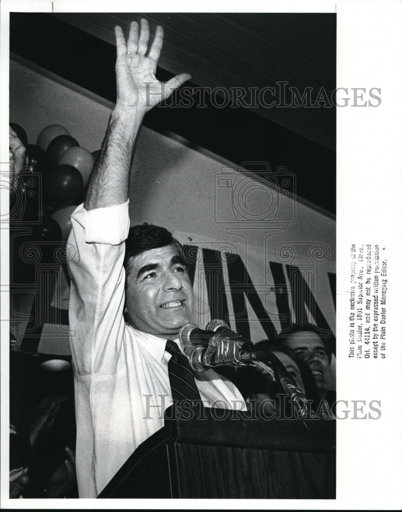 1988 Press Photo  Michael S. Dukakis speaks to an early morning crowd of support - Historic Images