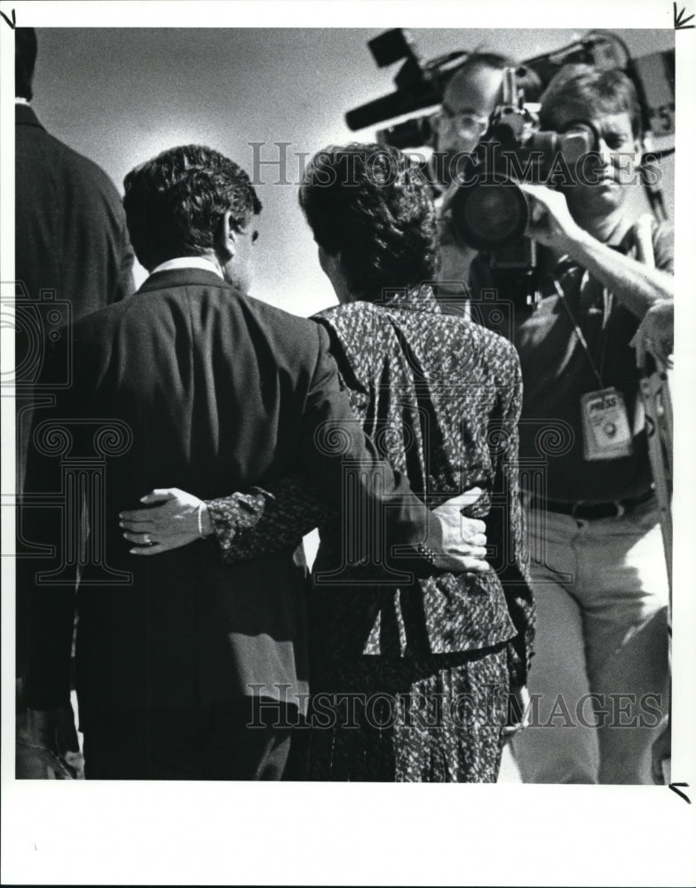 1988 Press Photo Kitty Dukakis walks to the airplane she will travel on - Historic Images