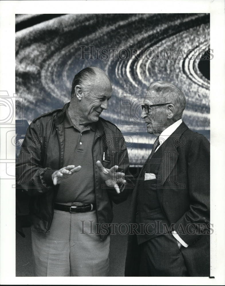 1988 Press Photo Fred Crawford talks with Chuck Yeager at TRW Headquarters. The - Historic Images