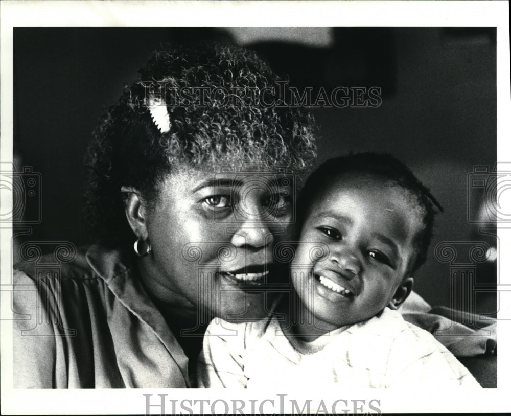 1985 Press Photo Parthenia Fuller, 48 with her grandchild Antranise Fuller at 24 - Historic Images