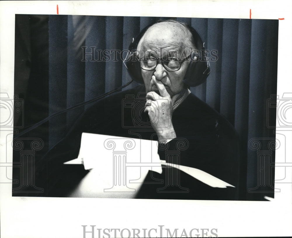 1981 Press Photo Judge Bernard Friedman listens to sound on T.V. Tape in trail - Historic Images