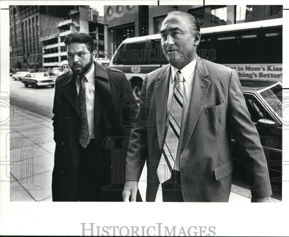 1989 Press Photo Harold Friedman enters the Federal Courthouse - Historic Images