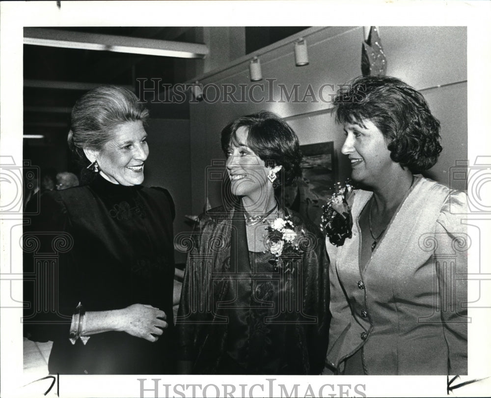 1987 Press Photo Mandel Center (opening) LR Jane Friedman, Wendi Adler and Elain - Historic Images