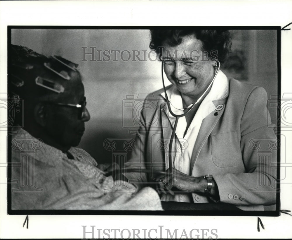 1986 Press Photo Visiting nurse Alice E. Fumich with one of her patients, Ella R - Historic Images