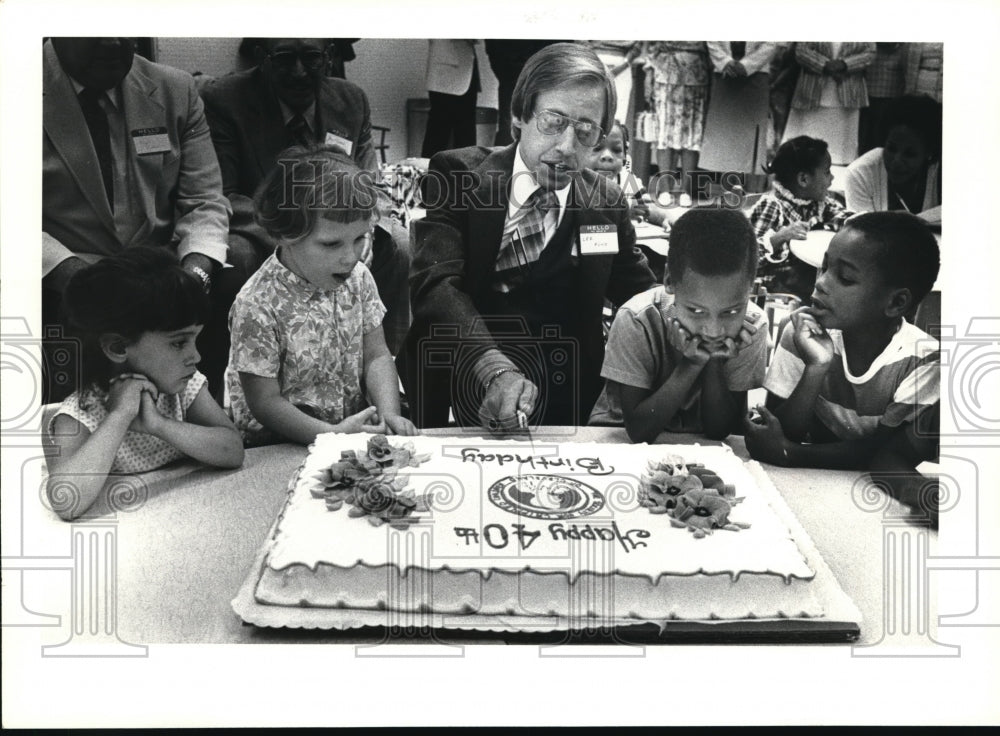 1980 Press Photo Lee Funk Former student of the Society cuts the birthday cake u - Historic Images