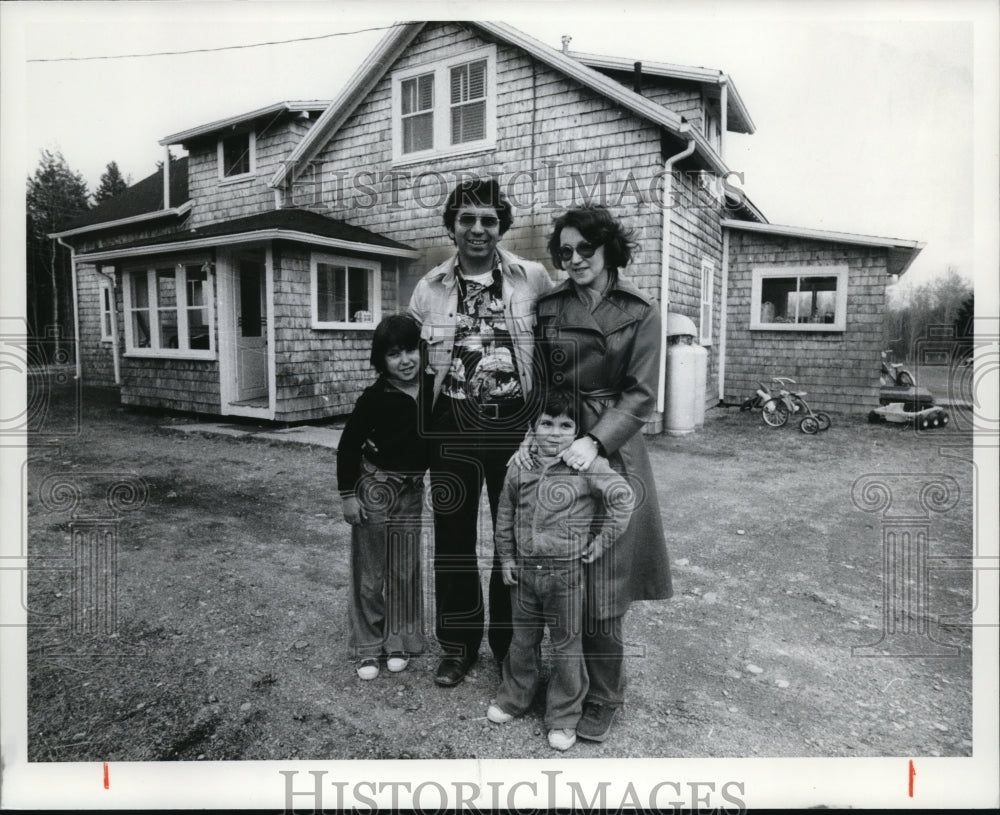 1977 Press Photo Roger Gaberiel Passamaquaddy Indian&#39;s Wife Lorraine daughter, B - Historic Images