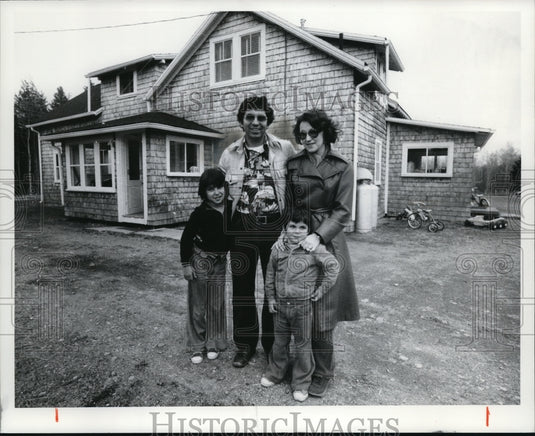 1977 Press Photo Roger Gaberiel Passamaquaddy Indian's Wife Lorraine daughter, B - Historic Images