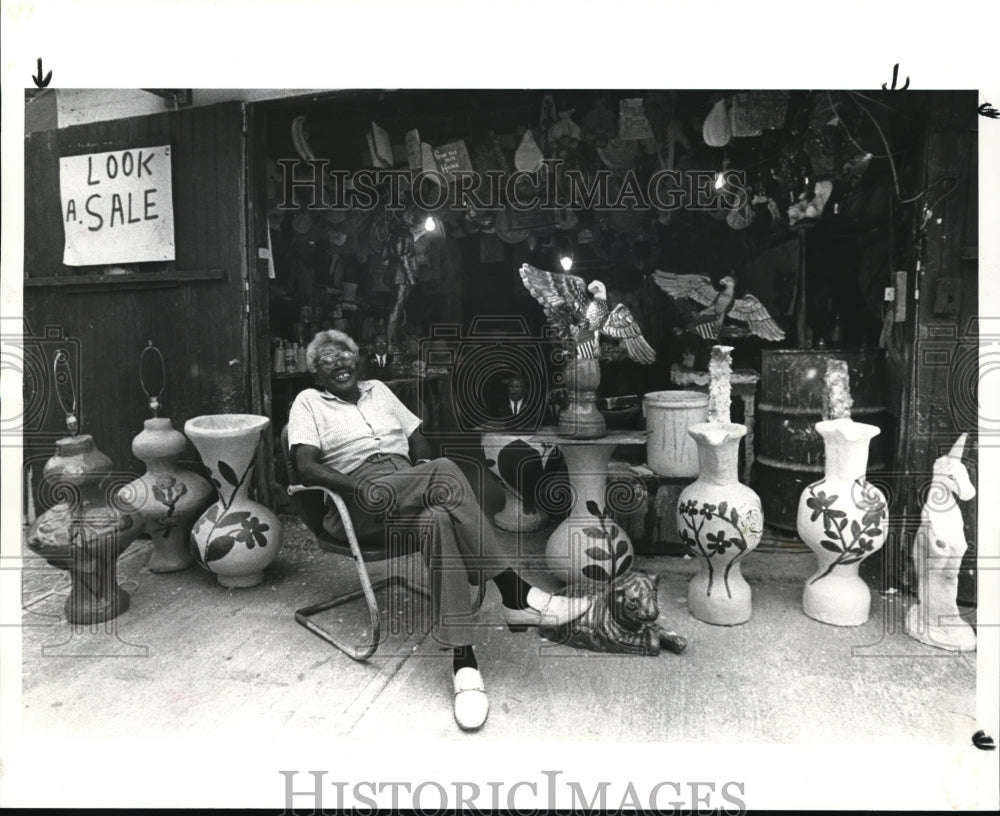 1985 Press Photo Charlie Day in his Hobby Shop - Historic Images